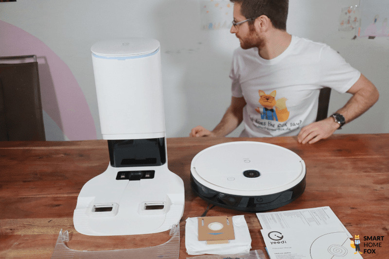 Der gesamte Lieferumfang der Yeedi Vac Station steht auf dem Tisch